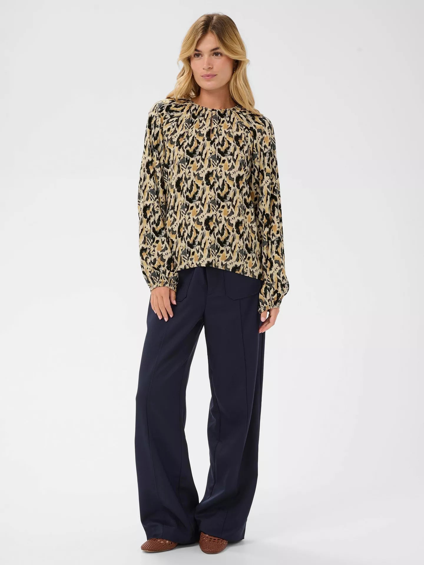 St Tropez Osina Blouse | Tannin Blurry Animal Print