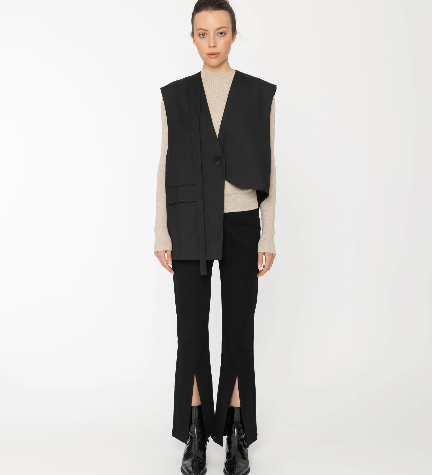 12690EliseVest-Black_4500ElaPant-Black-0200.webp