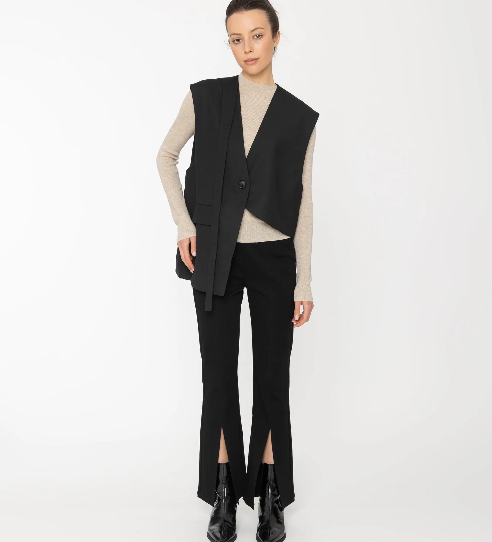 12690EliseVest-Black_4500ElaPant-Black-0203.webp