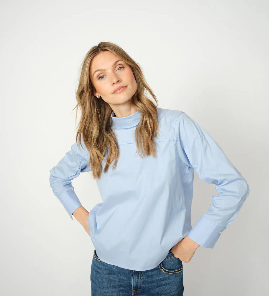 174330835MMKatalinBlouseBrunneraBlue-172470493MMDaraDecoJeansMidBlue_2.webp