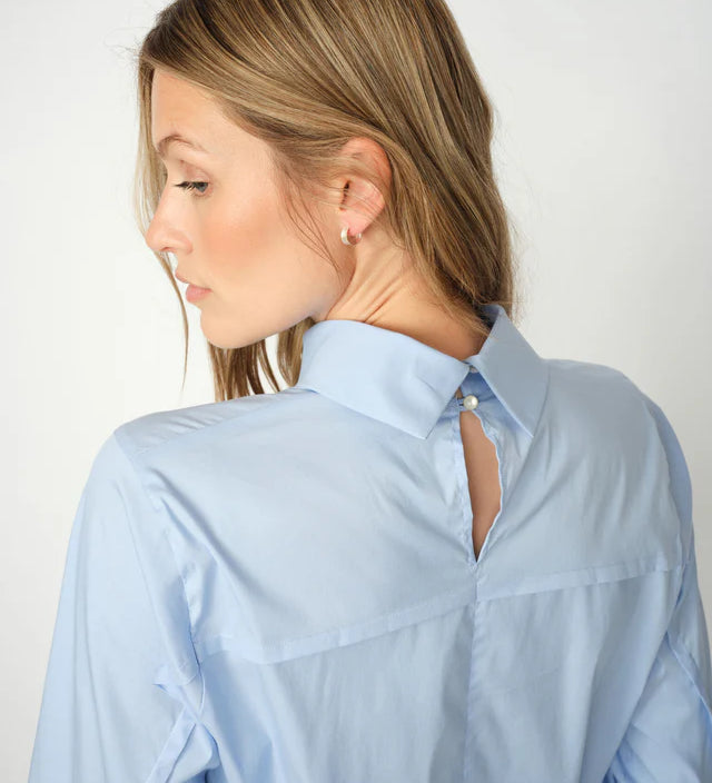 174330835MMKatalinBlouseBrunneraBlue-172470493MMDaraDecoJeansMidBlue_3.webp