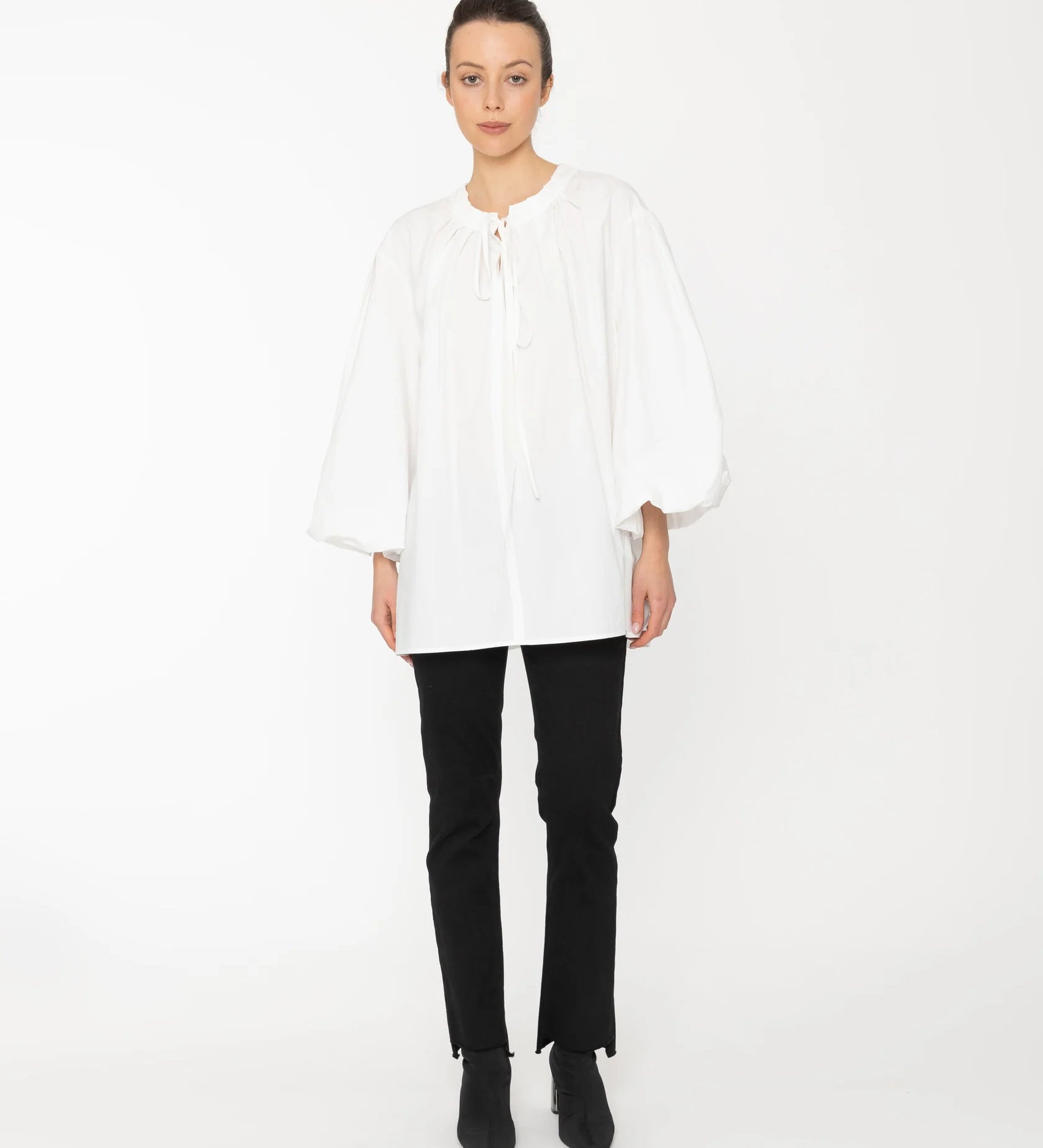 827KamieShirt-White_W250RuthJeans-Black-0609_75aa37ff-df13-4352-91b7-4edeeee9863a.webp