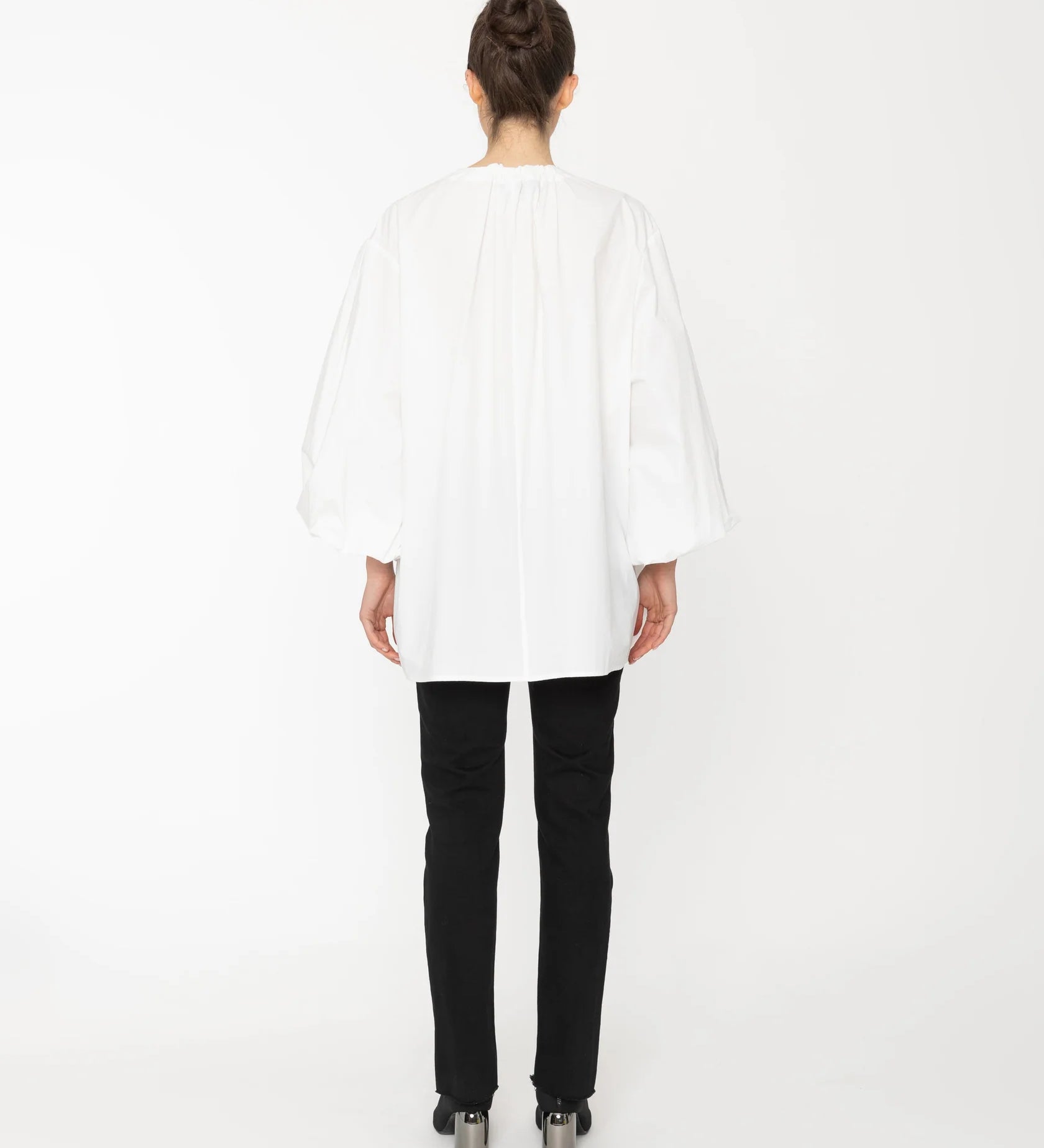 827KamieShirt-White_W250RuthJeans-Black-0613.webp