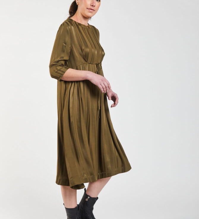 84547-Causeway-Pleat-Dress-2--scaled-670x1005.jpg