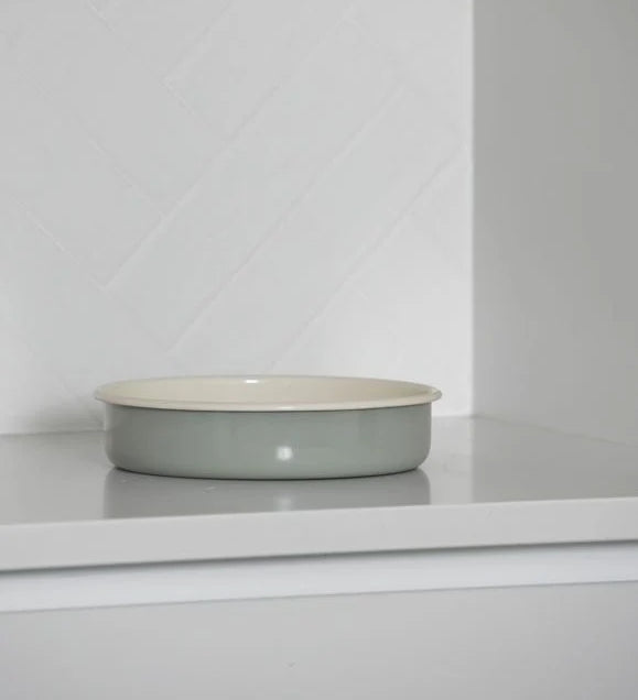 Citta-enamel-round-baking-tray-small-2_720x_069c18d9-1e97-441b-b4e9-3f1d401aaf1f.webp