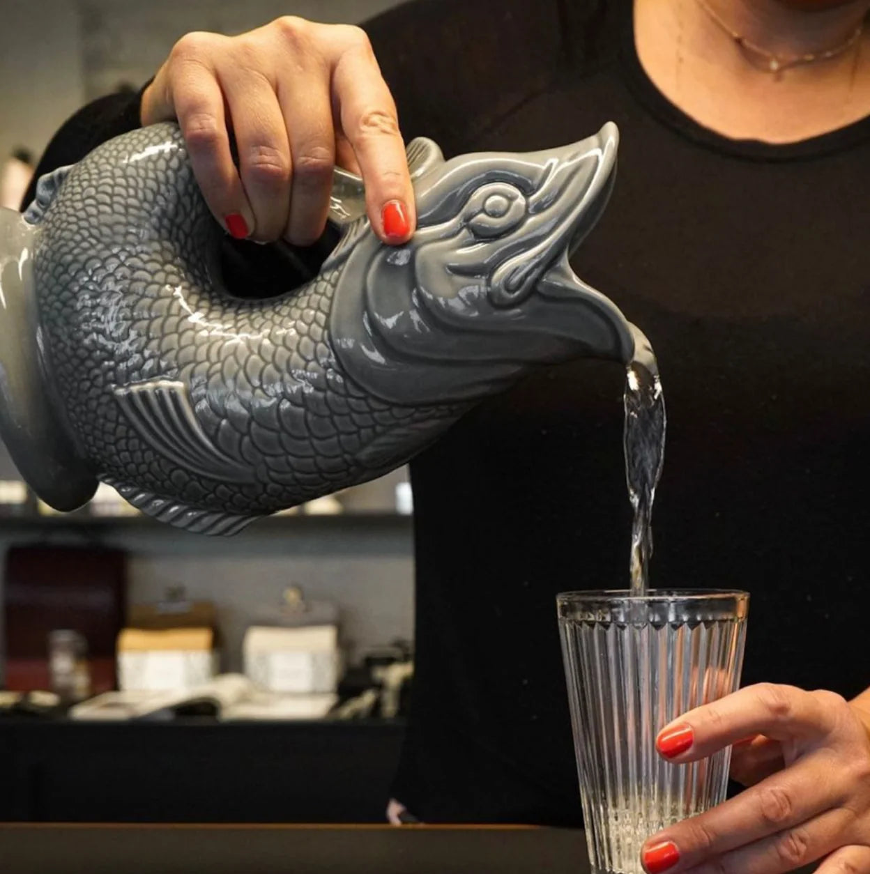 Gluckigluck_Dunkelgrau_Wasserkaraffe_6772fd6e-03ab-4367-af61-92b81b59d0f1.webp