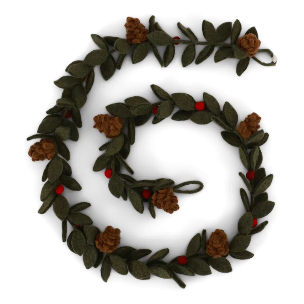 Gry & Sif Garland With Red Berries & Cones