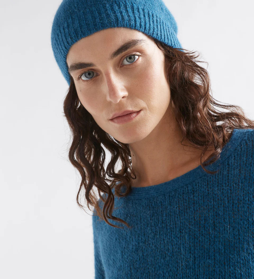 H0007-E-Agna-Beanie_PEACOCK-3_b9a3a870-06f3-4481-a254-b4373bad52ad.webp