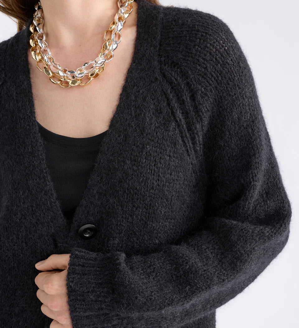 K0189-B-Ineke_Cardi_BLACK-5.webp