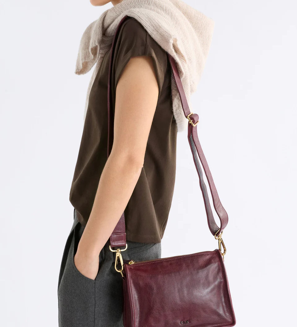 L0255-U-Halben-Crossbody_BORDEAUX-3.webp