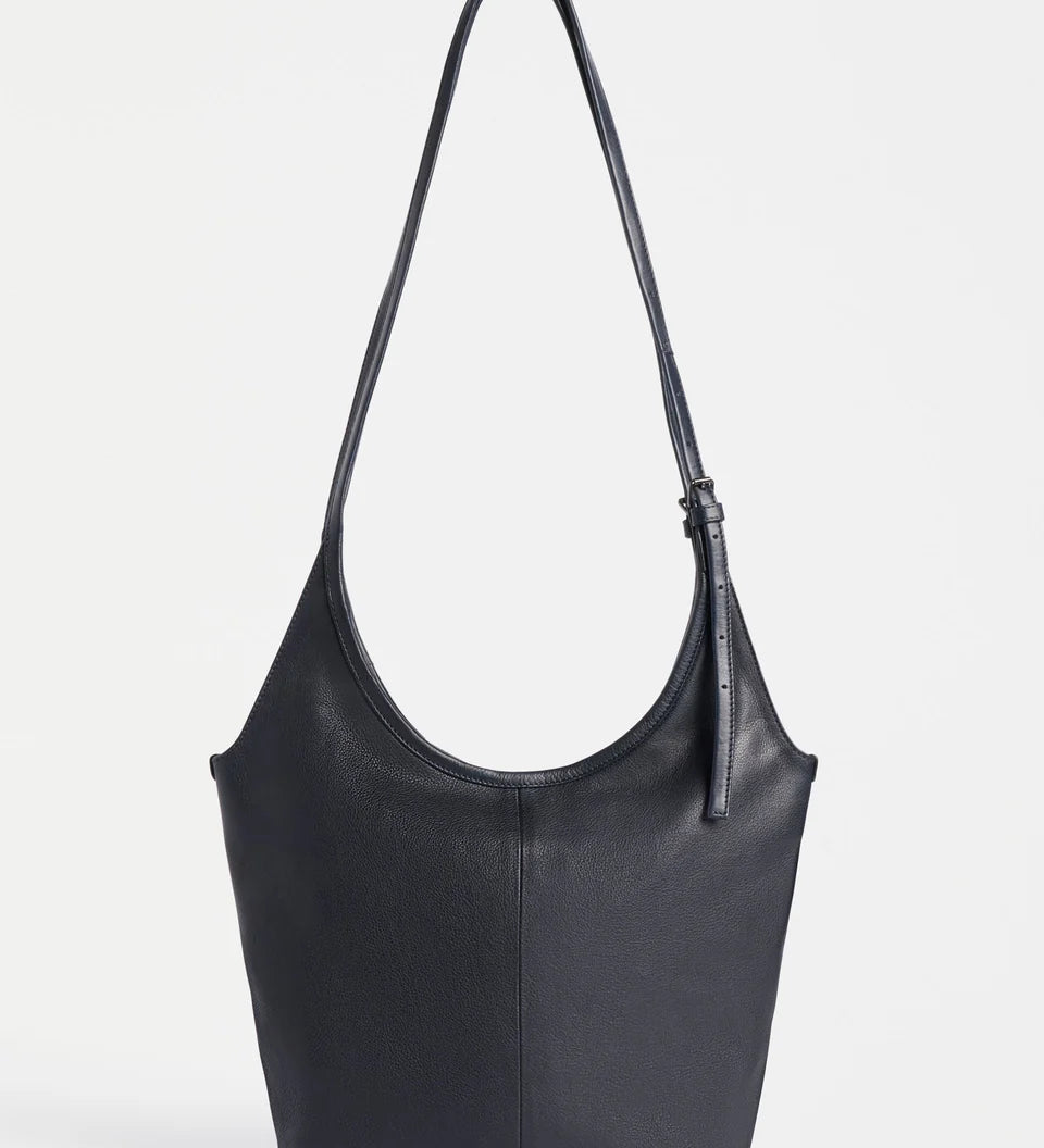 L0261-F-Gaele-Large-Crossbody_NAVY-1.webp