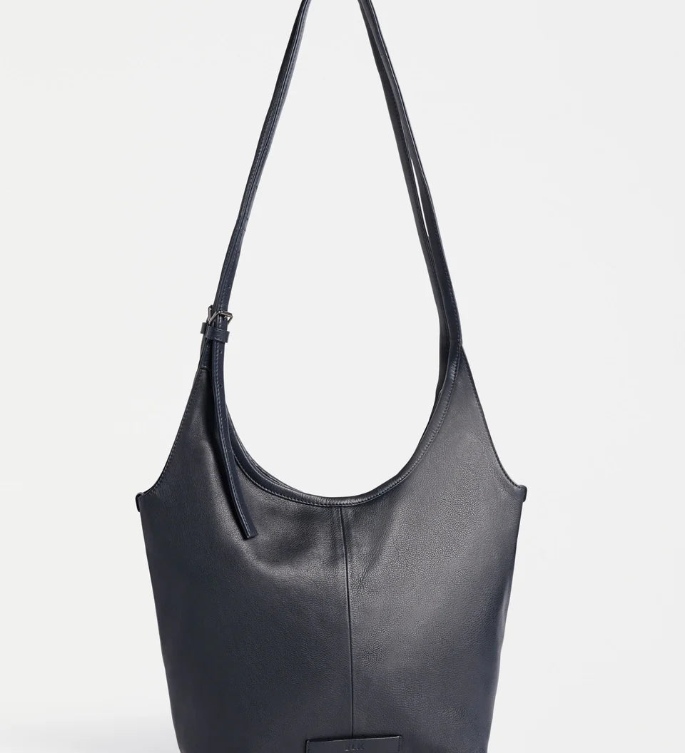 L0261-F-Gaele-Large-Crossbody_NAVY-2.webp