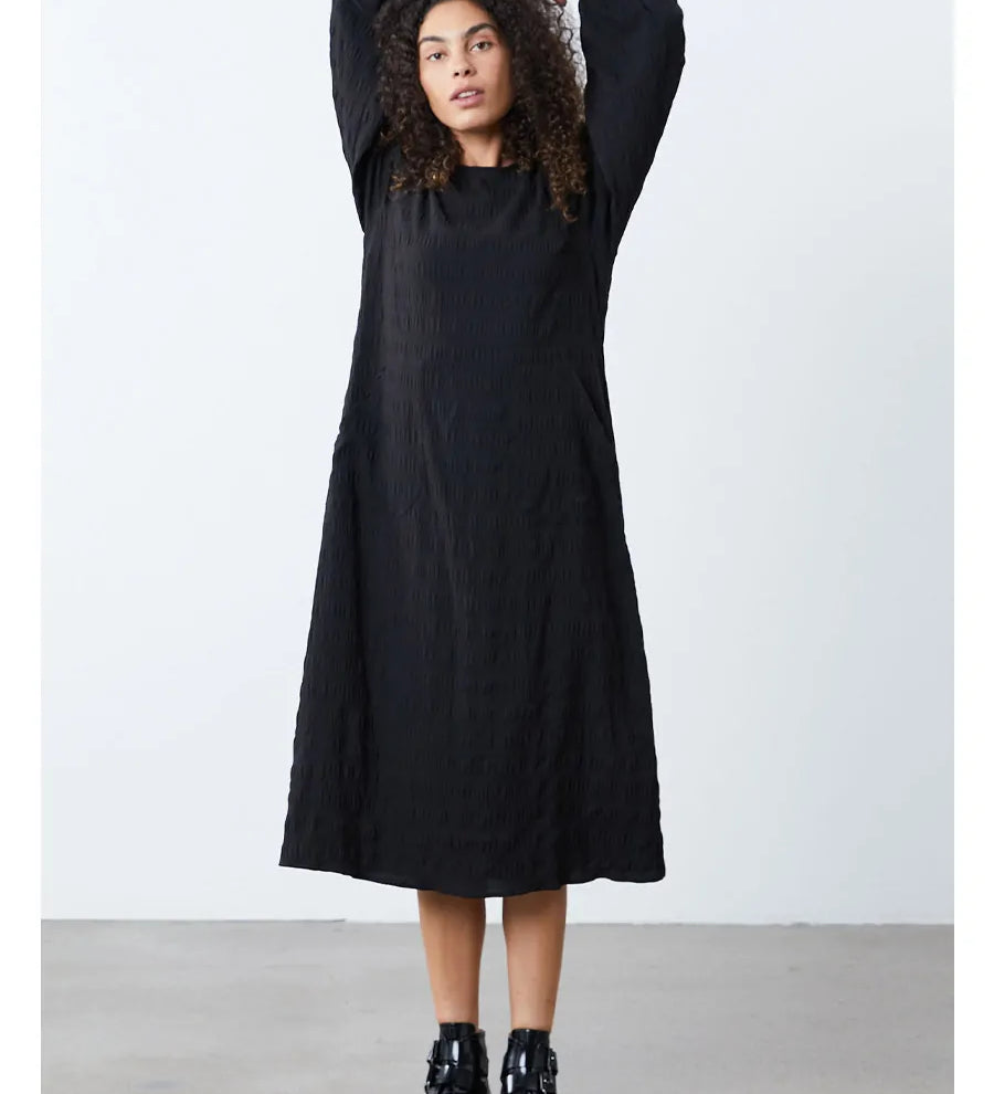 LL_lucas-dress-black-4.webp