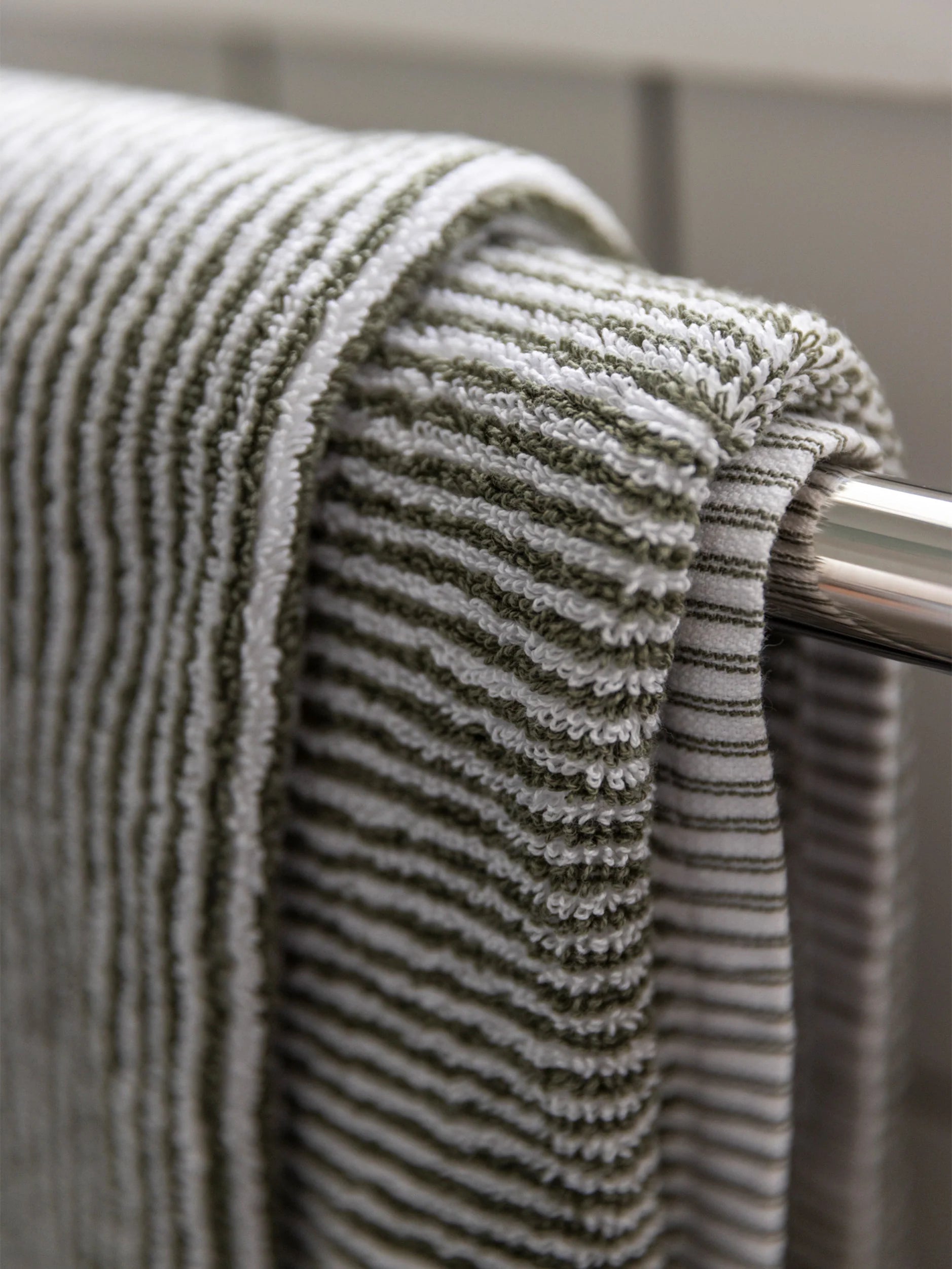 Citta Thin Stripe Cotton Bath Mat | Olive White