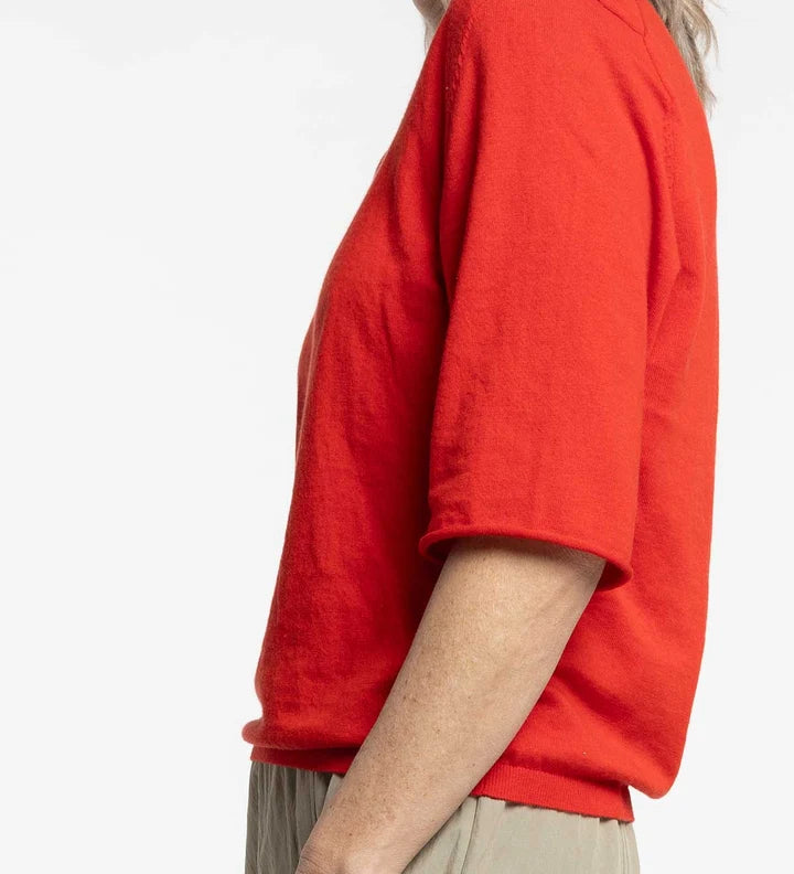 New-Lands-Sam-Tee-lava-red-side-close_720x_a85b69c4-fd0d-4eee-9656-d5743952f100.webp