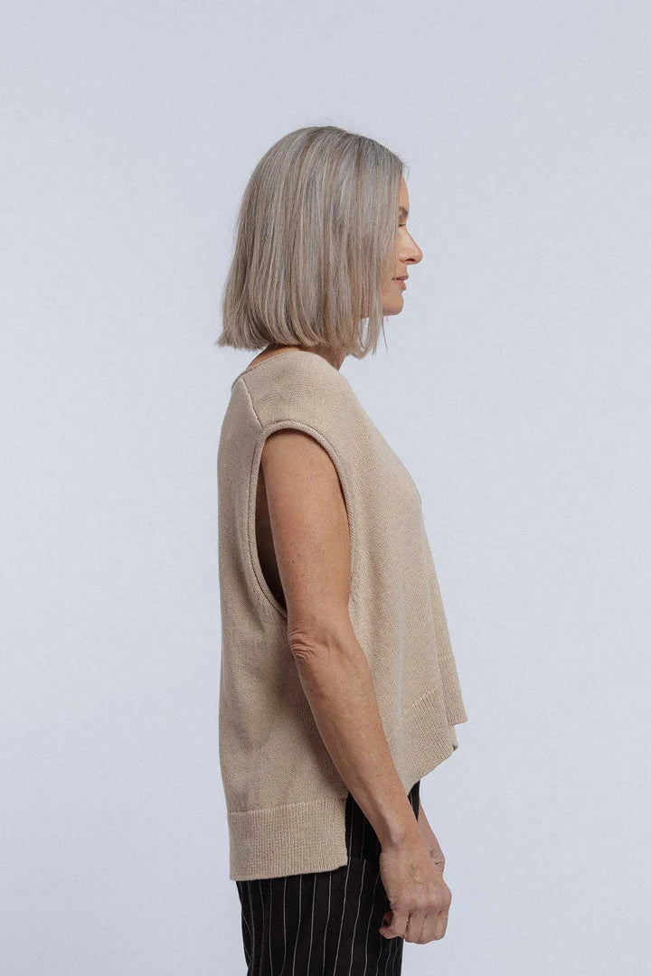 New Lands Vinnie Vest | Sable
