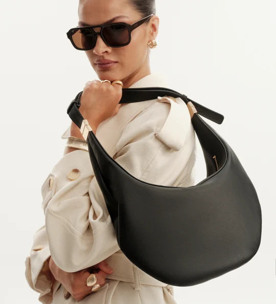 SARAHANDLEBAG-BLACK-1_540x_4e8b275b-d7e6-4d9e-8b2c-3390ac7251a2.webp
