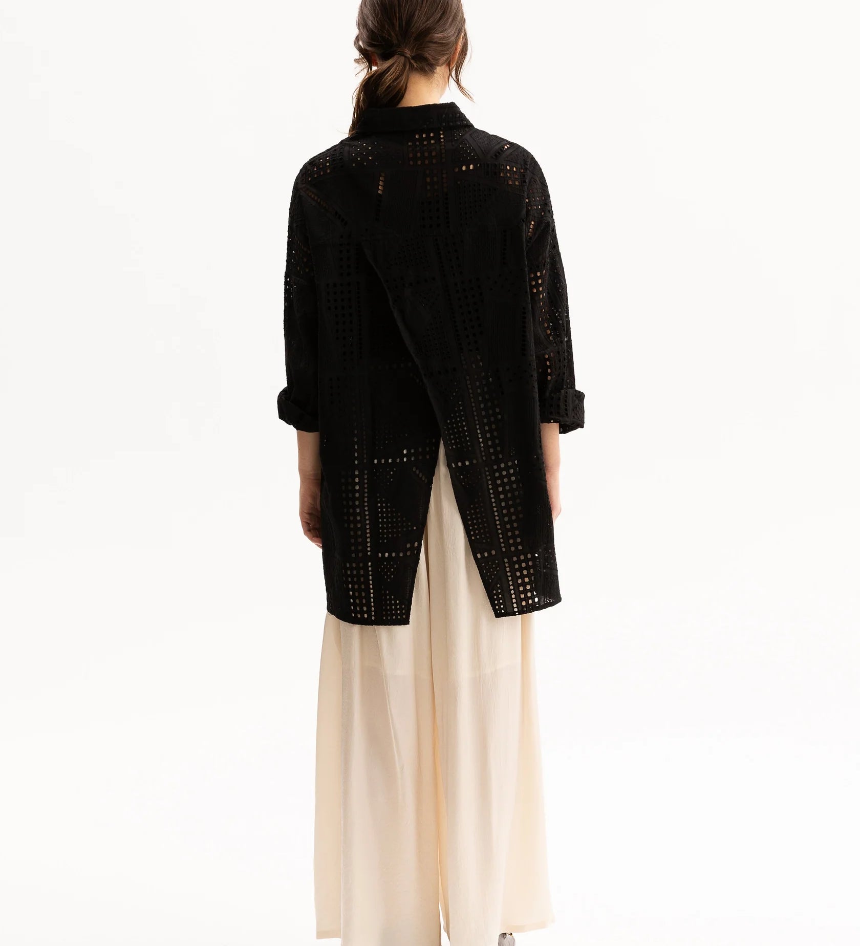 SH05AylaShirt-Black_P02VeraPants-Ivory-2506.webp