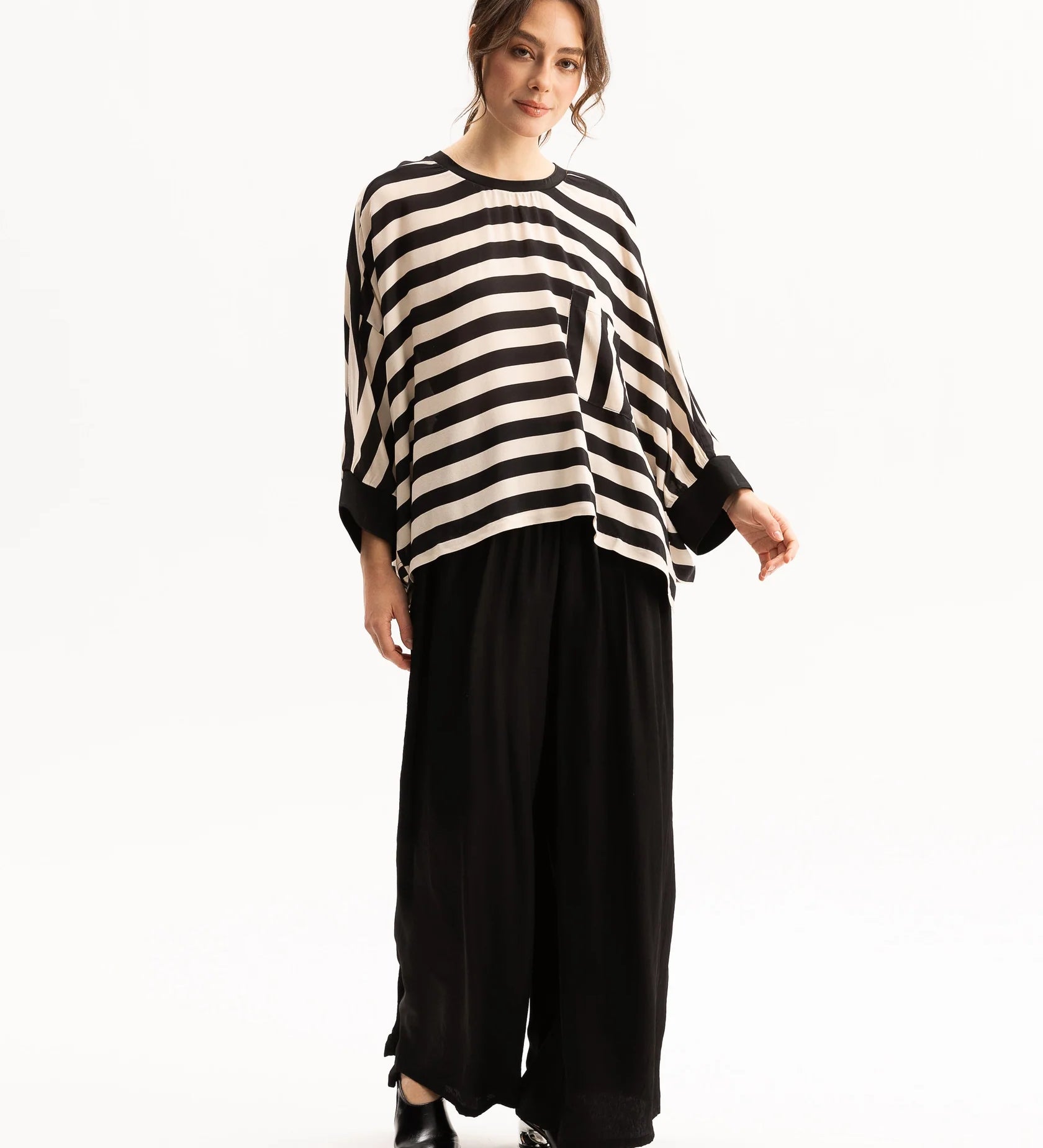 T16ArdenTop-Stripe_P02VeraPants-Black-2324_c321f1cf-ca2d-465d-bed9-03551504d34d.webp