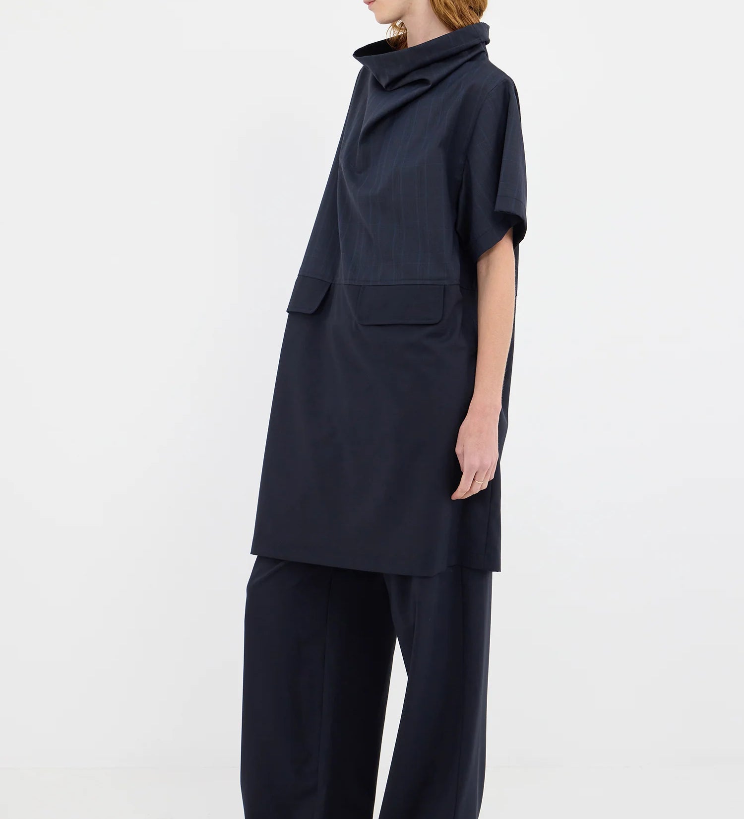 ZW26_Chute_DarkNavy_02_2000x_5e87c5fe-1cc8-4711-9459-78e9b7f680a7.webp