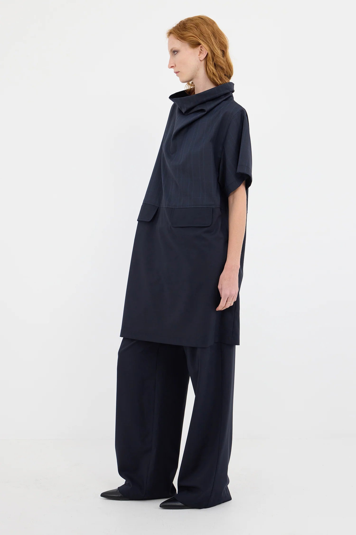 ZW26_Chute_DarkNavy_02_2000x_5e87c5fe-1cc8-4711-9459-78e9b7f680a7.webp