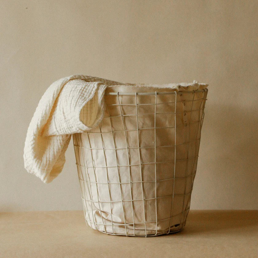 akiiko-metal-laundry-basket-online8-1169677846.webp
