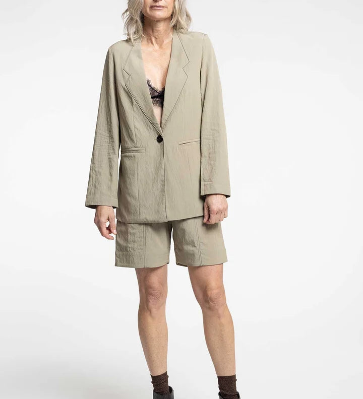 dusk-blazer-taupe_720x_4429a83c-df64-4984-8834-01bbd09b315b.webp