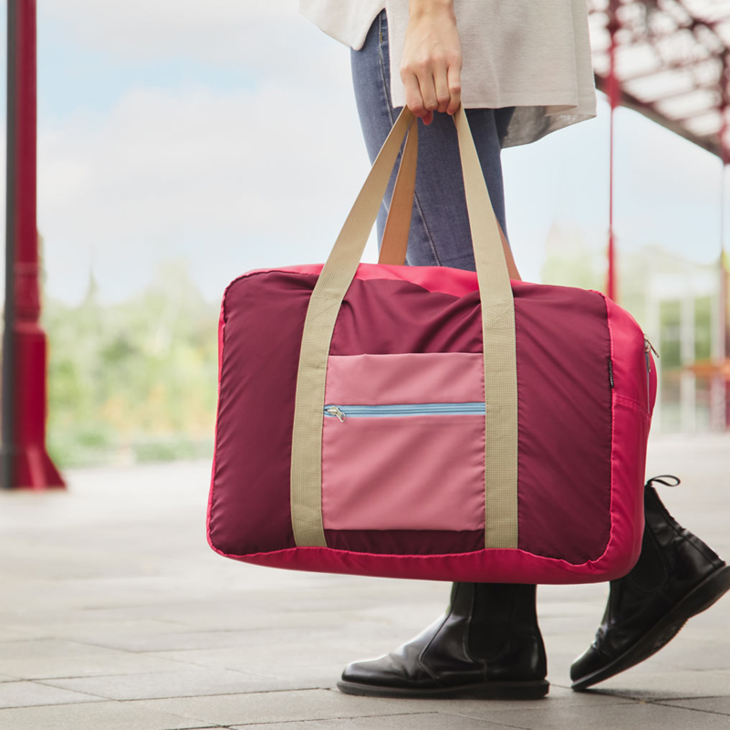 fz04_ida_freizeit-reisetasche_ambiente_01_2020_1880x1060px_a834f1c0_800x800_ca3ab353-983c-4114-9fe5-e7dc6fdc3d9b.png