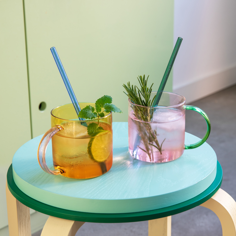gb10_glasbecher_fred_rose_yellow_2er_set_xho02_hocker_max_yellow_ambiente_01_2025_pim_387960fa_800x800_6c6e66fe-cf98-4daf-8587-da06f49809b9.png