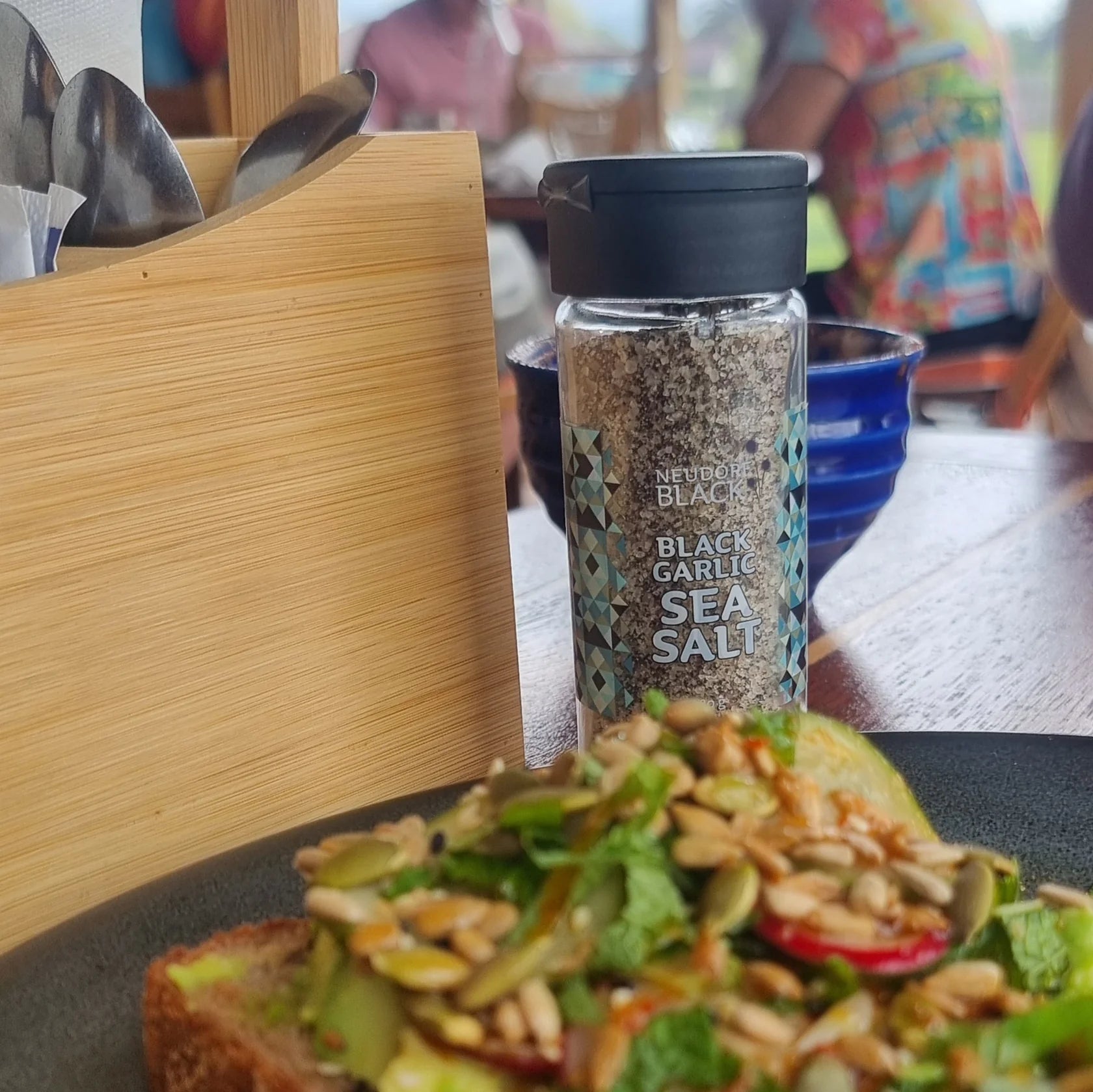 lifestyle_image_S_in_cafe.webp