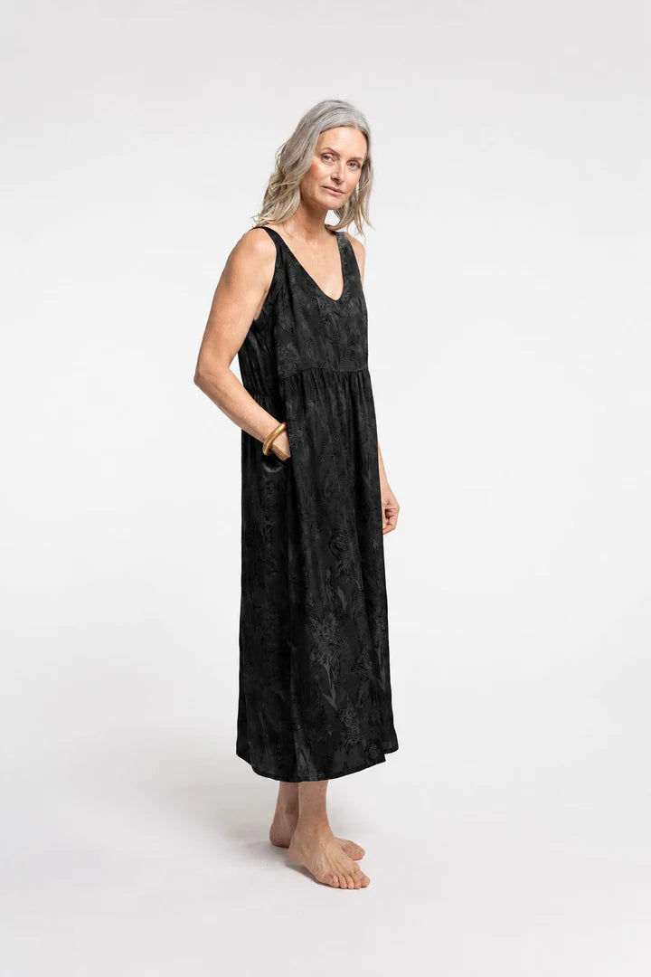 new-lands-marvel-dress-black-side-2_720x_1d89a459-9e4b-4f21-b75b-37e190a2742c.webp