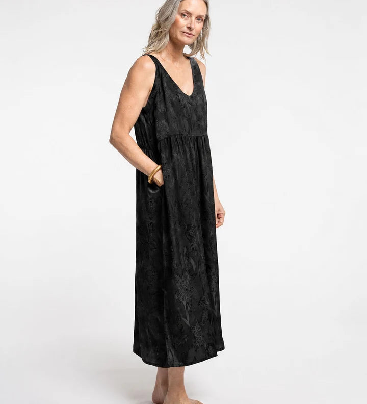 new-lands-marvel-dress-black-side-2_720x_1d89a459-9e4b-4f21-b75b-37e190a2742c.webp