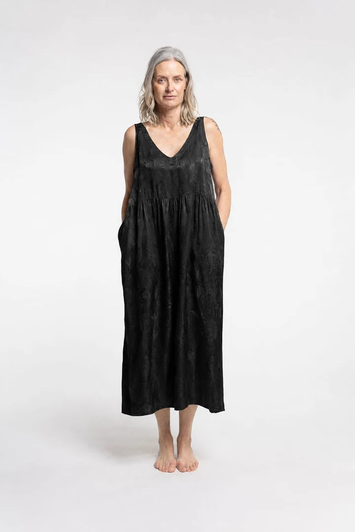 new-lands-marvel-dress-black_720x_a43ac19a-826e-4975-86ee-ed07c46afb4f.webp