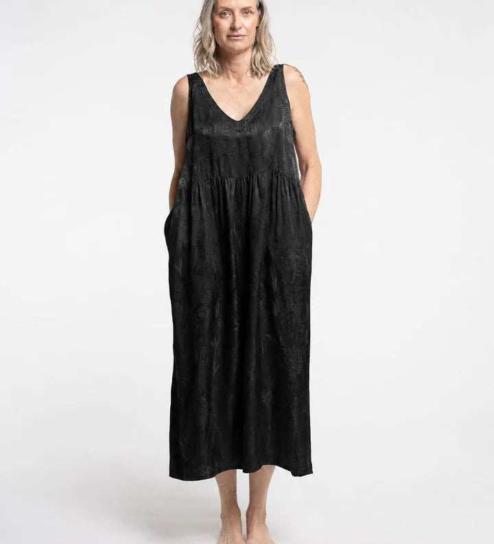new-lands-marvel-dress-black_720x_a43ac19a-826e-4975-86ee-ed07c46afb4f.webp