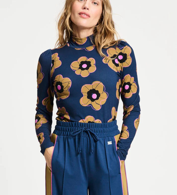 pom-amsterdam-turtlenecks-blue-34-turtleneck-fleurs-parfaites-1190894517_0b73b0ef-2177-4297-8ba8-25cccc33e5b5.webp