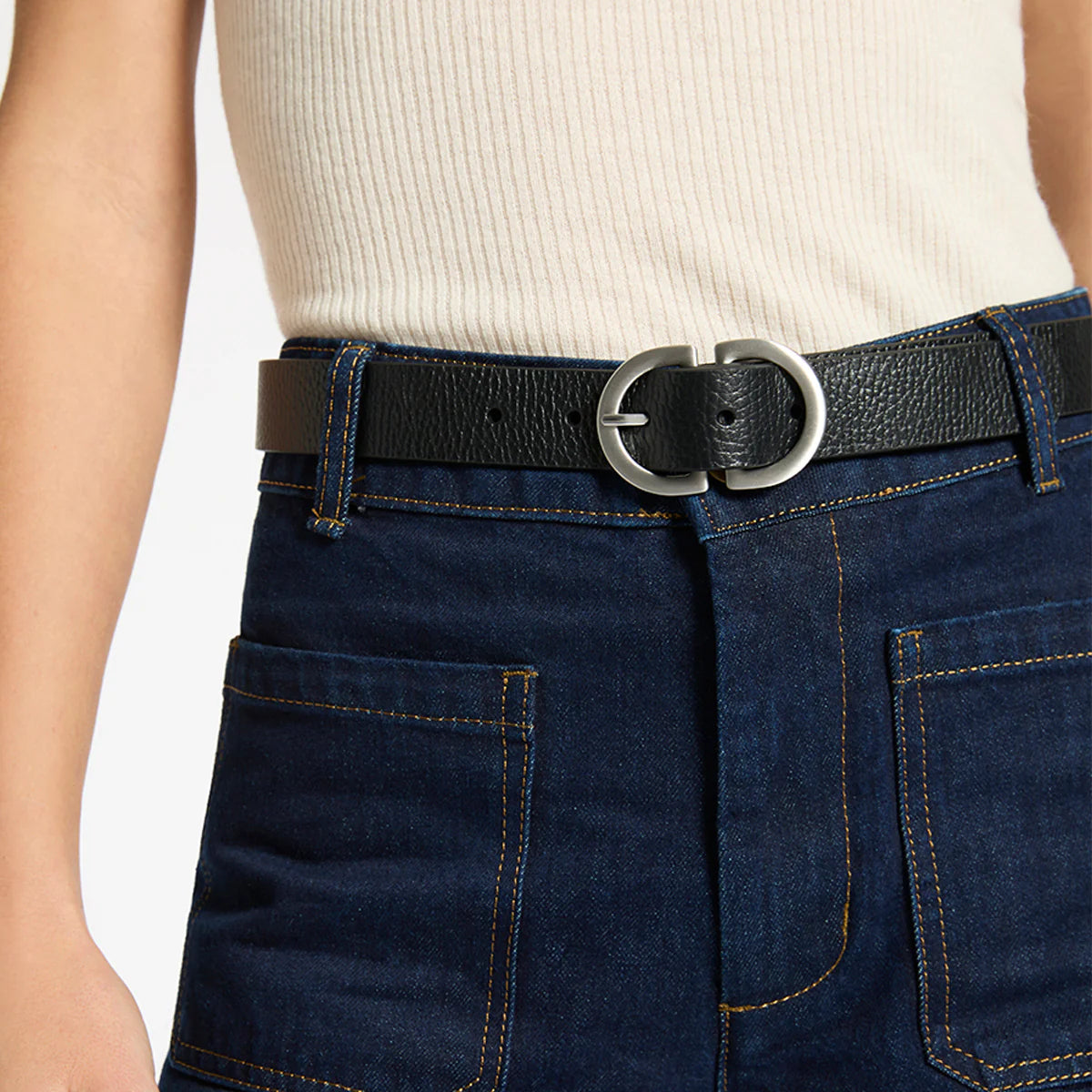 status-anxiety-belt-in-reverse-black-silver-6-lifestyle-img.webp