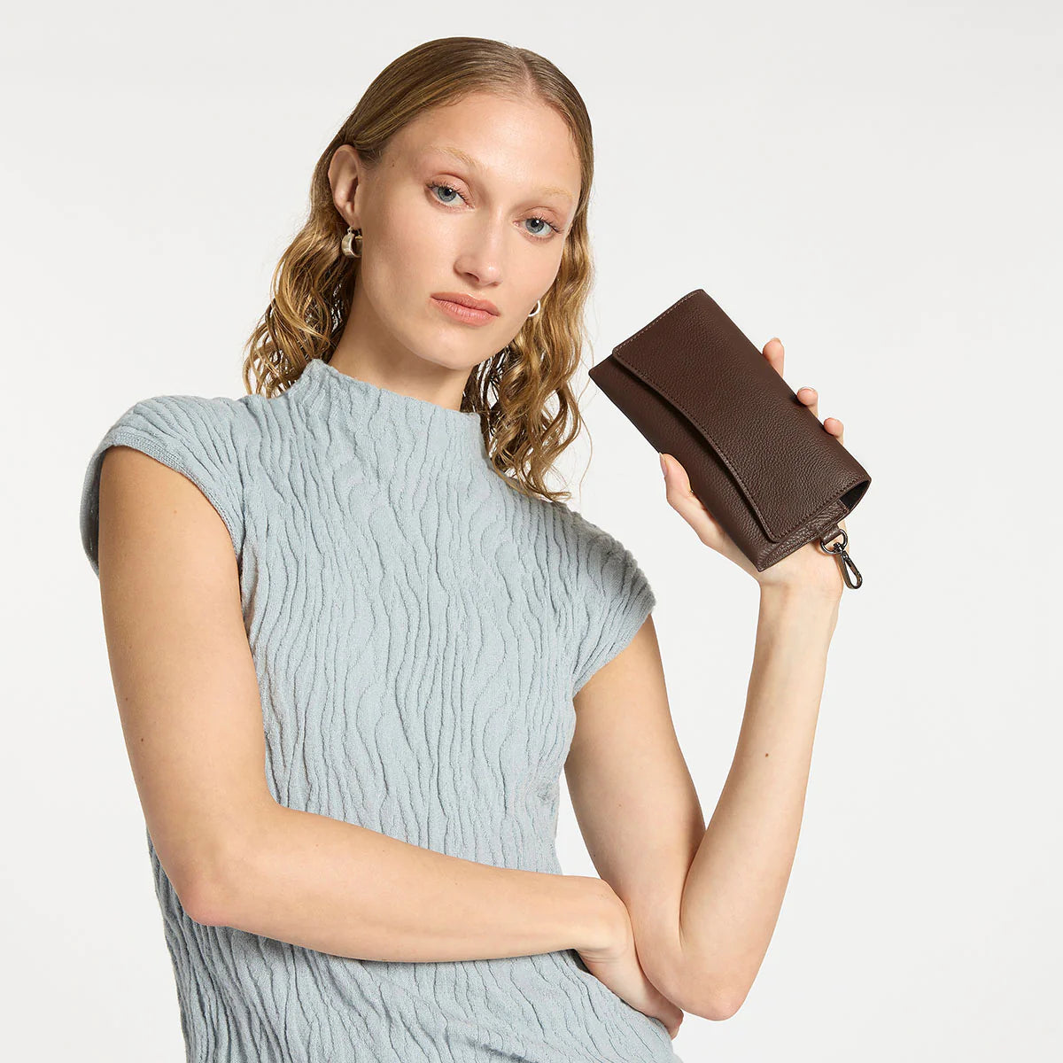 status-anxiety-sunglasses-pouch-into-the-ether-cocoa-3-lifestyle-img.webp