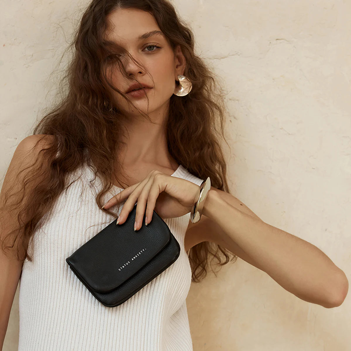 status-anxiety-wallet-impermanent-black-1-lifestyle-img_026da347-8cca-46f9-8fef-e13eadb9f9af.webp