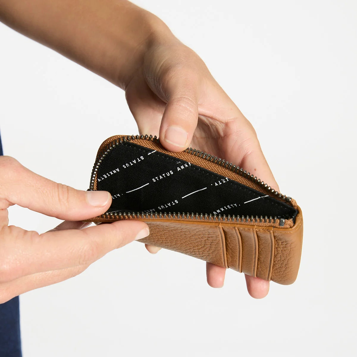 status-anxiety-wallet-left-behind-camel-1-lifestyle-img.webp